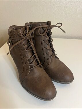 Daisy Fuentes Brown Lace-Up Ankle Boots